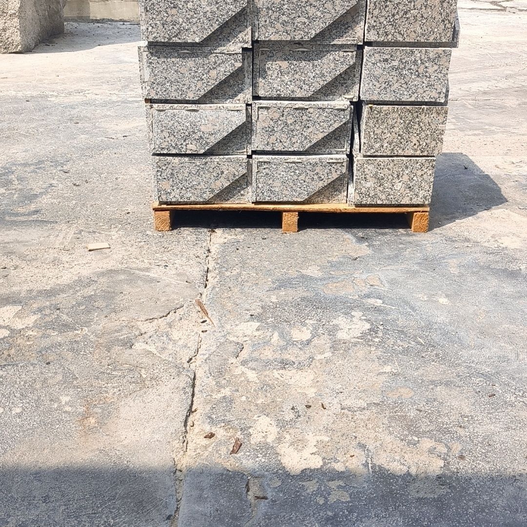 Water dustpan, outdoor rainwater, marble and granite water dustpan, downspout, rainwater dustpan connected below the drainage pipe. Application Scenario