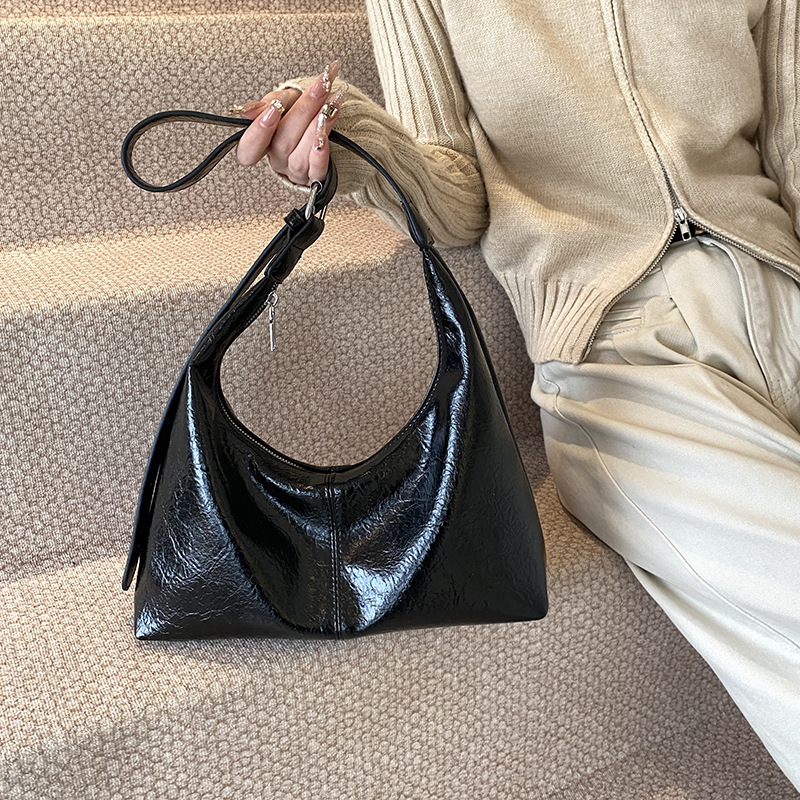 High-end retro oil wax leather underarm bag for women, 2024 new style, trendy and versatile commuting single-shoulder crossbody bag full figure