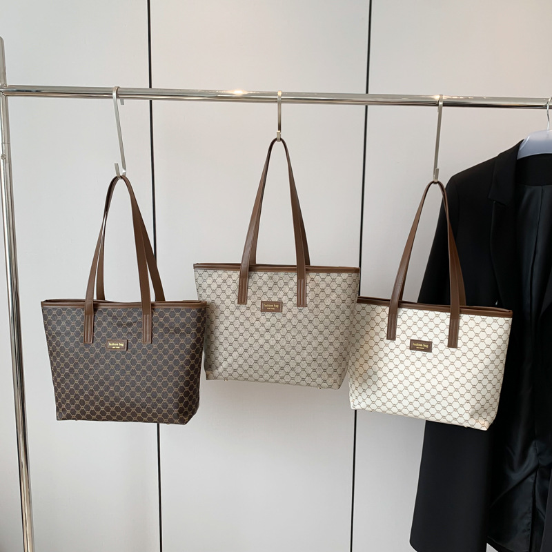 Popular fashion bags for women 2024 new autumn and winter, large-capacity single-shoulder bag, niche design underarm bag Application Scenario