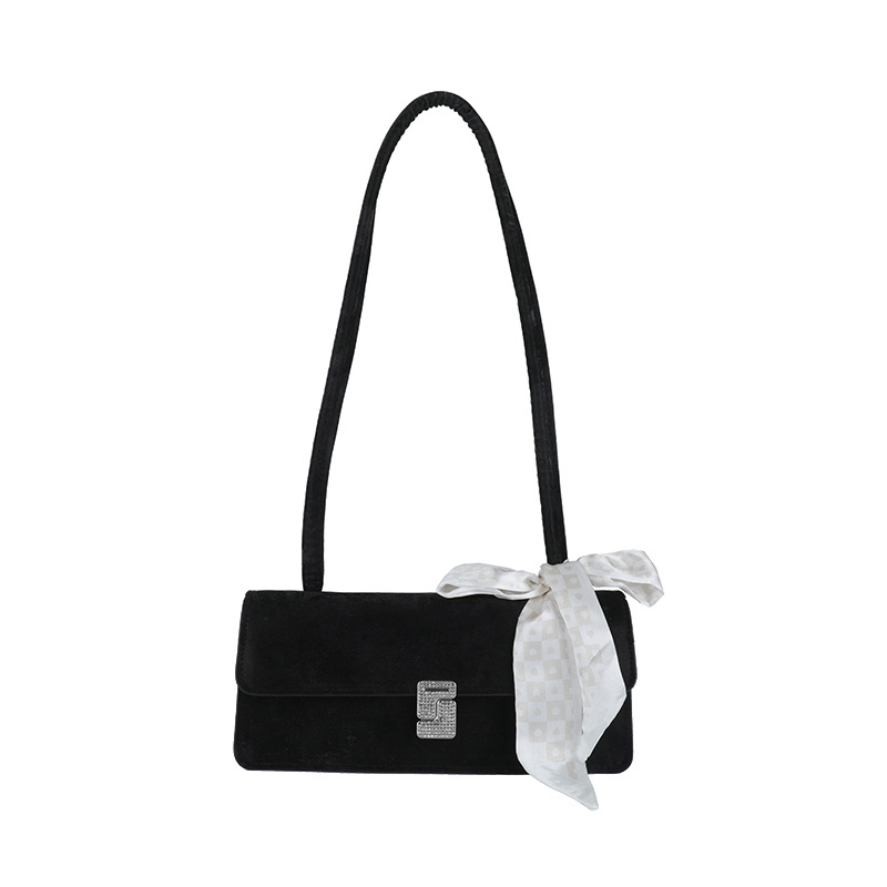 The 2024 new silver single-shoulder bag for French niche women is in vogue this year. The textured underarm baguette bag is also popular Application Scenario