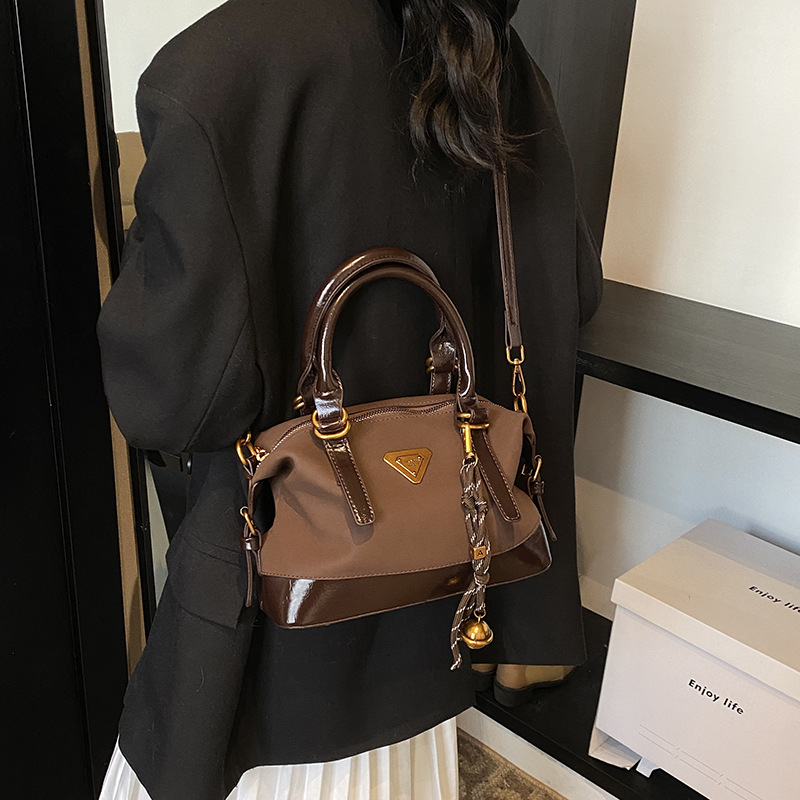 A fashionable and high-end handbag for women, a new retro and niche design, versatile single-shoulder crossbody bag for 2025 Application Scenario