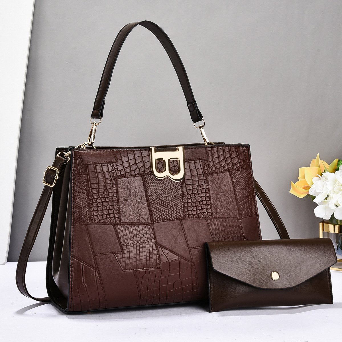 Casual and simple 2025 fashion new style patchwork material large capacity, light and stylish texture hand-held mother and child bag envelope Application Scenario