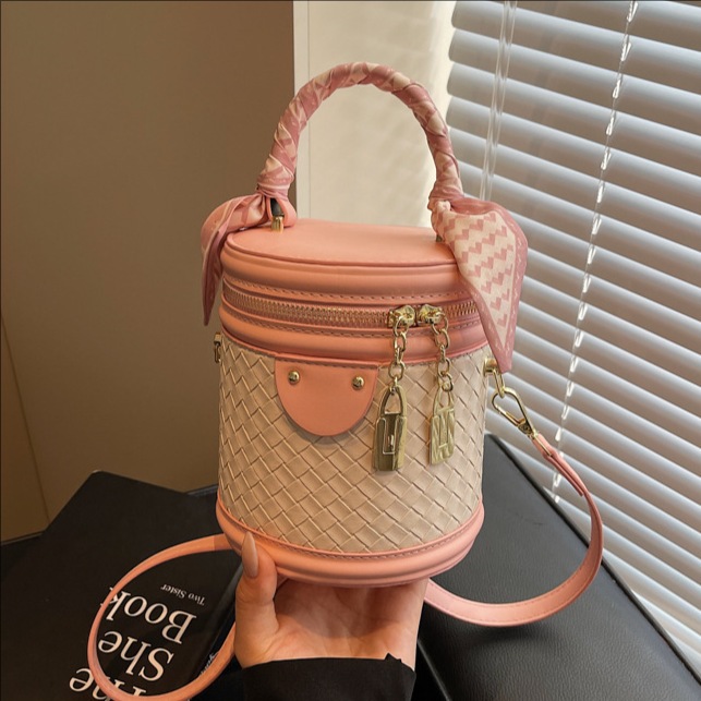 High-end and stylish hand-held bucket bag for women, 2025 new diamond-patterned, trendy, casual and simple single-shoulder crossbody bag full figure