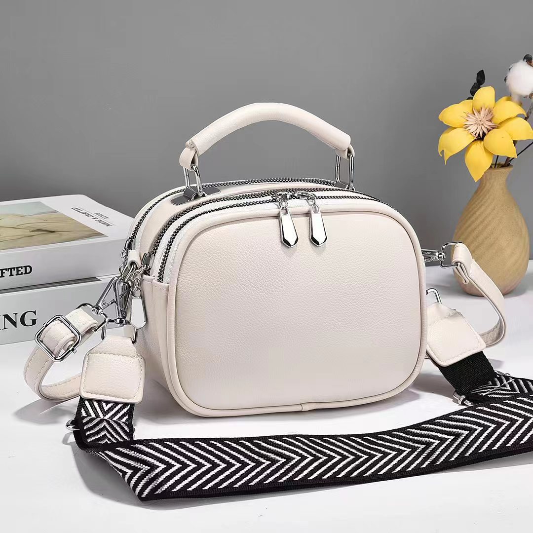 The 2024 new cross-border trend Amazon Russian women's crossbody single-shoulder bag is a fashionable and trendy small square bag for ladies full figure