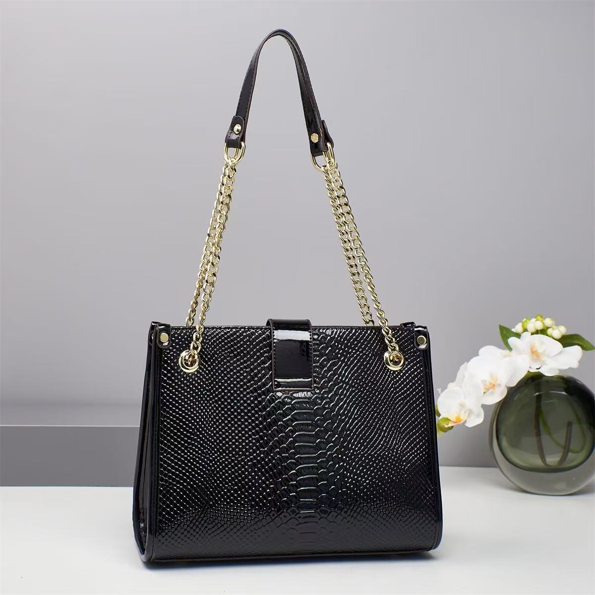A new 2025 European and American fashion bag for your mom, featuring a large capacity, trendy hand-held single-shoulder bag with snake pattern embossing details Picture