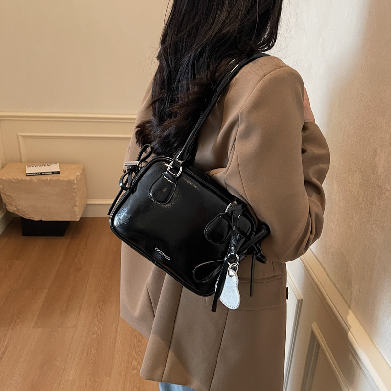 Korean niche handbag for women 2025 new trendy bowling bag, single-shoulder underarm bag, simple hand-held bag Application Scenario