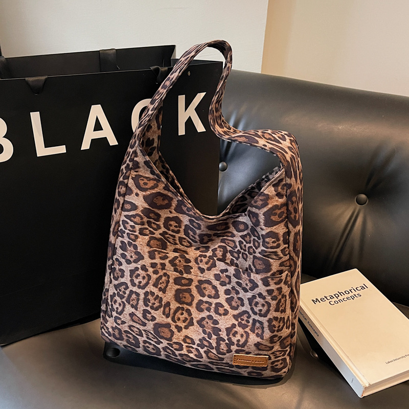 Leopard print women's large-capacity 2024 new casual single-shoulder shopping bag, trendy and versatile, a tote bag for work and commuting details Picture