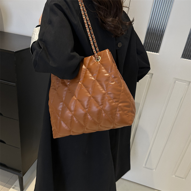 New 2024 cross-border high-quality large-capacity bucket bag, fashionable diamond-shaped Tote chain single-shoulder crossbody bag details Picture