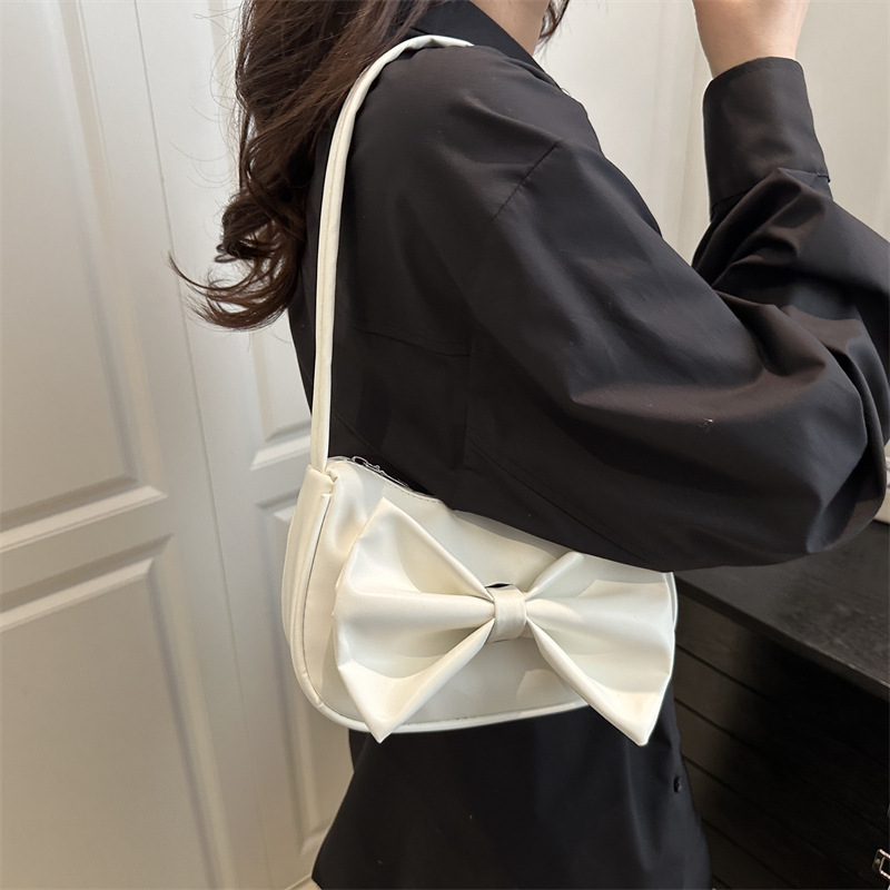 The new Chanel style elegant and sweet women's bag is a Korean-style trendy small bag with a bow-shaped texture and a single-shoulder bag details Picture