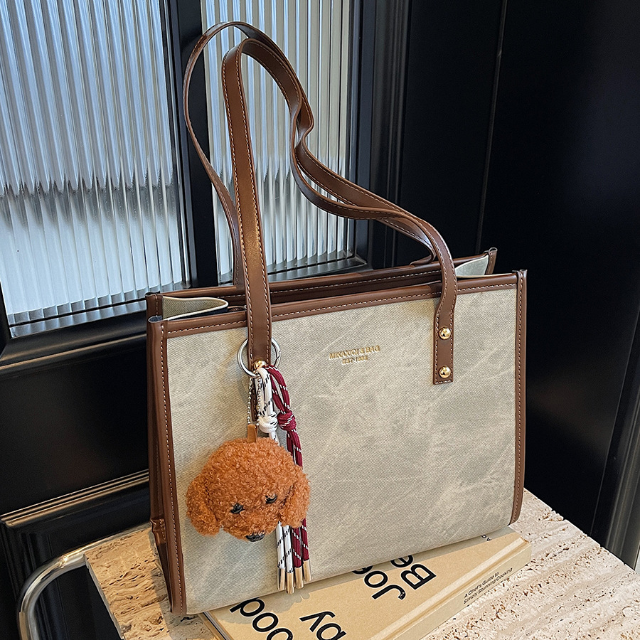 A simple, color-blocking, large-capacity women's 2024 new single-shoulder bag, trendy, fashionable, retro, commuting and casual tote bag full figure