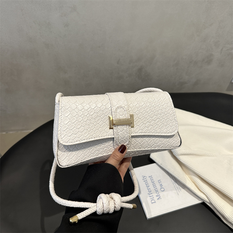 Woven solid color 2025 simple and color-blocked fashion, casual and retro street crossbody bag with shoulder full figure