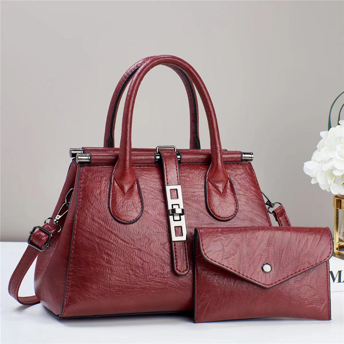 2024 New retro pattern candy-colored texture large-capacity single-shoulder crossbody bag, high-quality cross-border women's mother bag Application Scenario