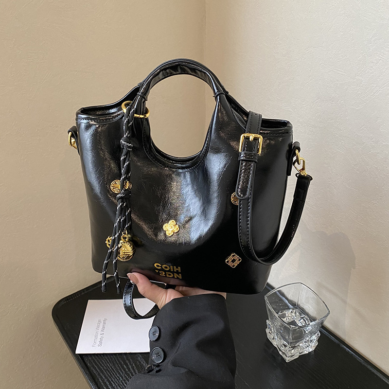 High-end hand-held bucket bag for women 2025 new style, fashionable, simple and versatile single-shoulder bag, trendy and casual women's bag details Picture