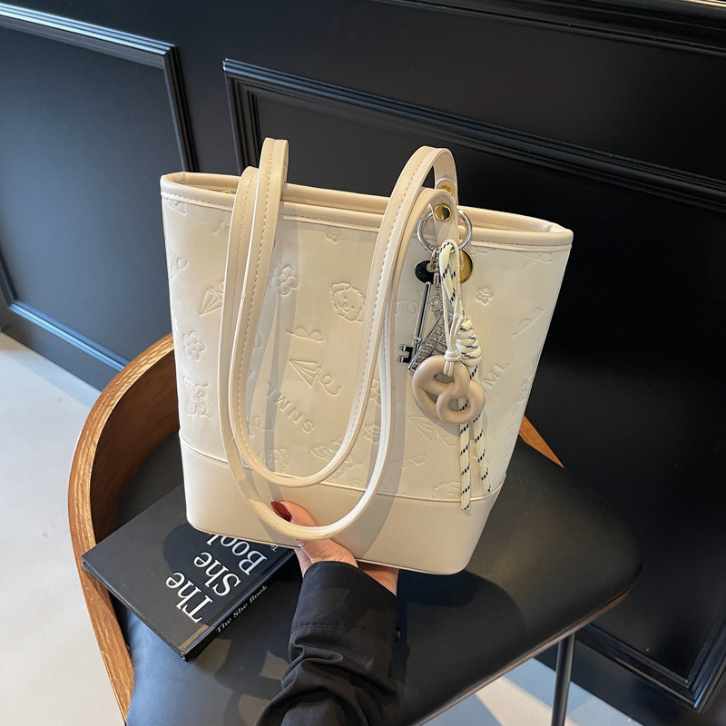 Korean style single-shoulder underarm bag for women 2025 new retro niche commuting bag with large capacity hand-held bucket bag full figure