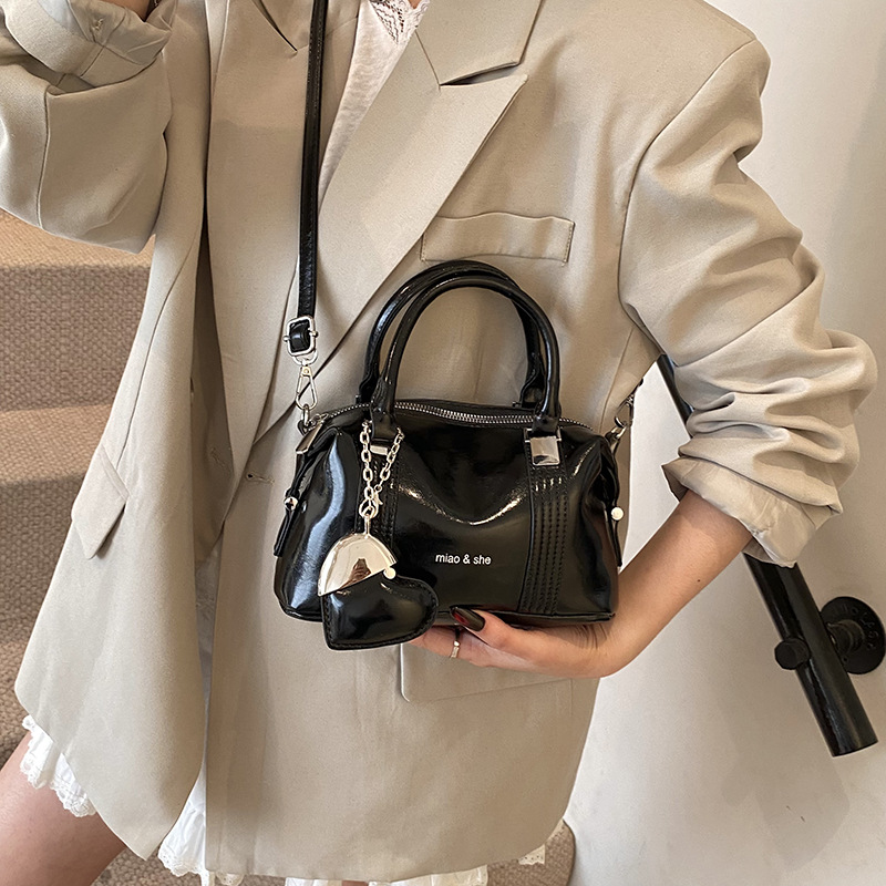A high-end, elegant, niche, simple and fashionable handbag for women, a new 2025 casual and versatile single-shoulder crossbody pillow bag Specification drawing