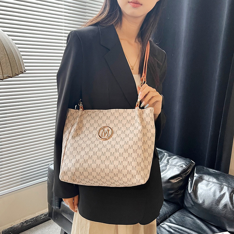 This year's fashionable bucket bag for women 2025, a new niche underarm bag, a stylish and individual single-shoulder bag, and a printed crossbody bag details Picture