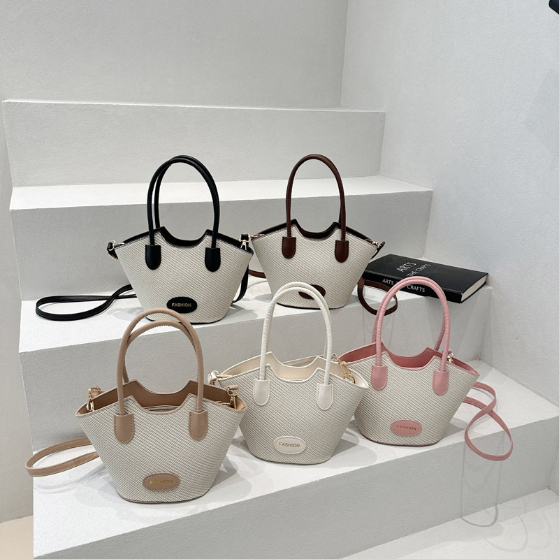 This year, the new hand-held bucket bag for women exudes a unique and elegant vibe. The color-matched crossbody small bag is fashionable and versatile Application Scenario