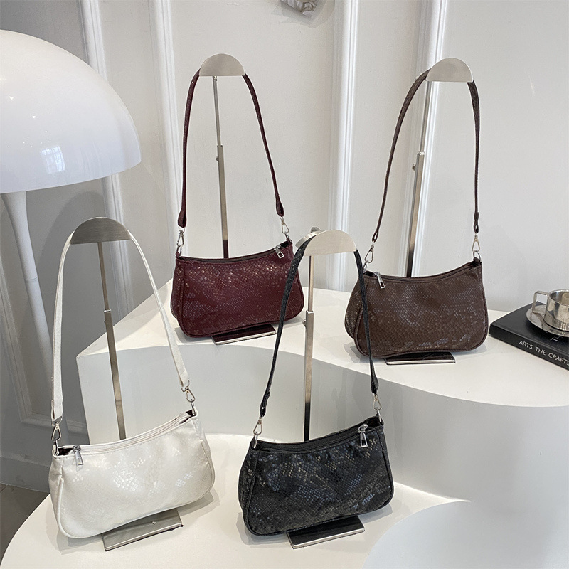 In the summer of 2025, this is a trendy and niche design, featuring a unique, large-capacity, stylish crossbody, single-shoulder, and underarm small square bag Application Scenario