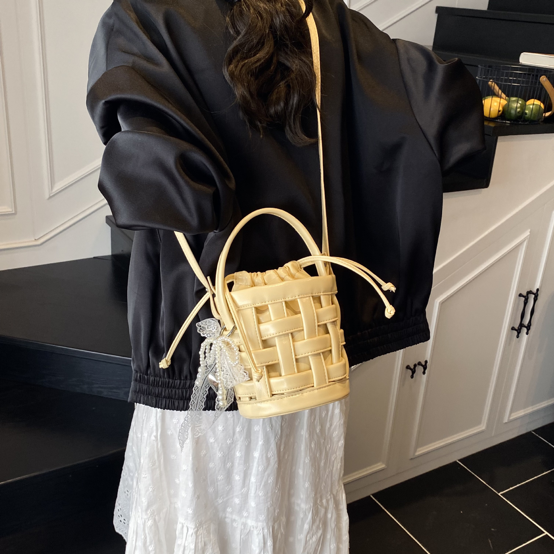 A new, fashionable, simple and versatile crossbody bag for women in 2025, a summer handbag and bucket bag Specification drawing