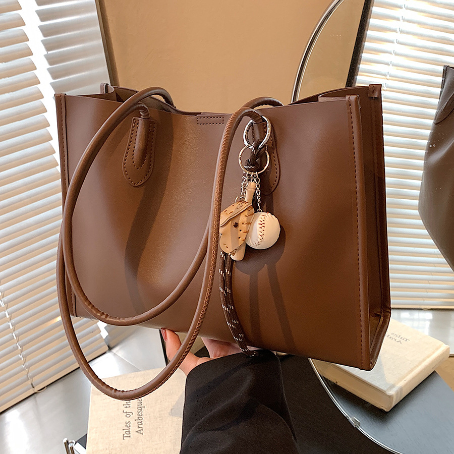 A new retro and simple tote bag for women in 2024 from a niche forest-themed commuter bag. It has a large capacity and is a versatile shoulder bag for classes full figure