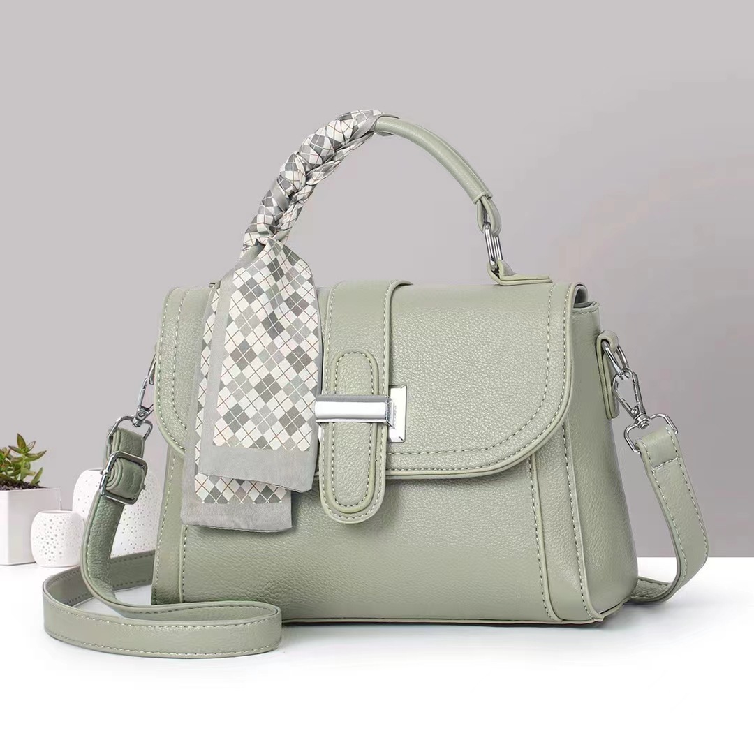 This year's popular new fashion item is the small square bag, a high-end casual women's bag for cross-border trade, and a simple and trendy bag details Picture