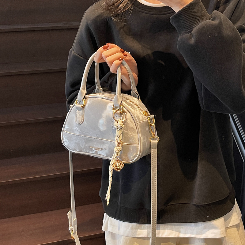 This is a super popular and fashionable handbag for women in 2025, featuring a high-end soft leather single-shoulder pillow bag and a Korean-style casual crossbody bag Application Scenario