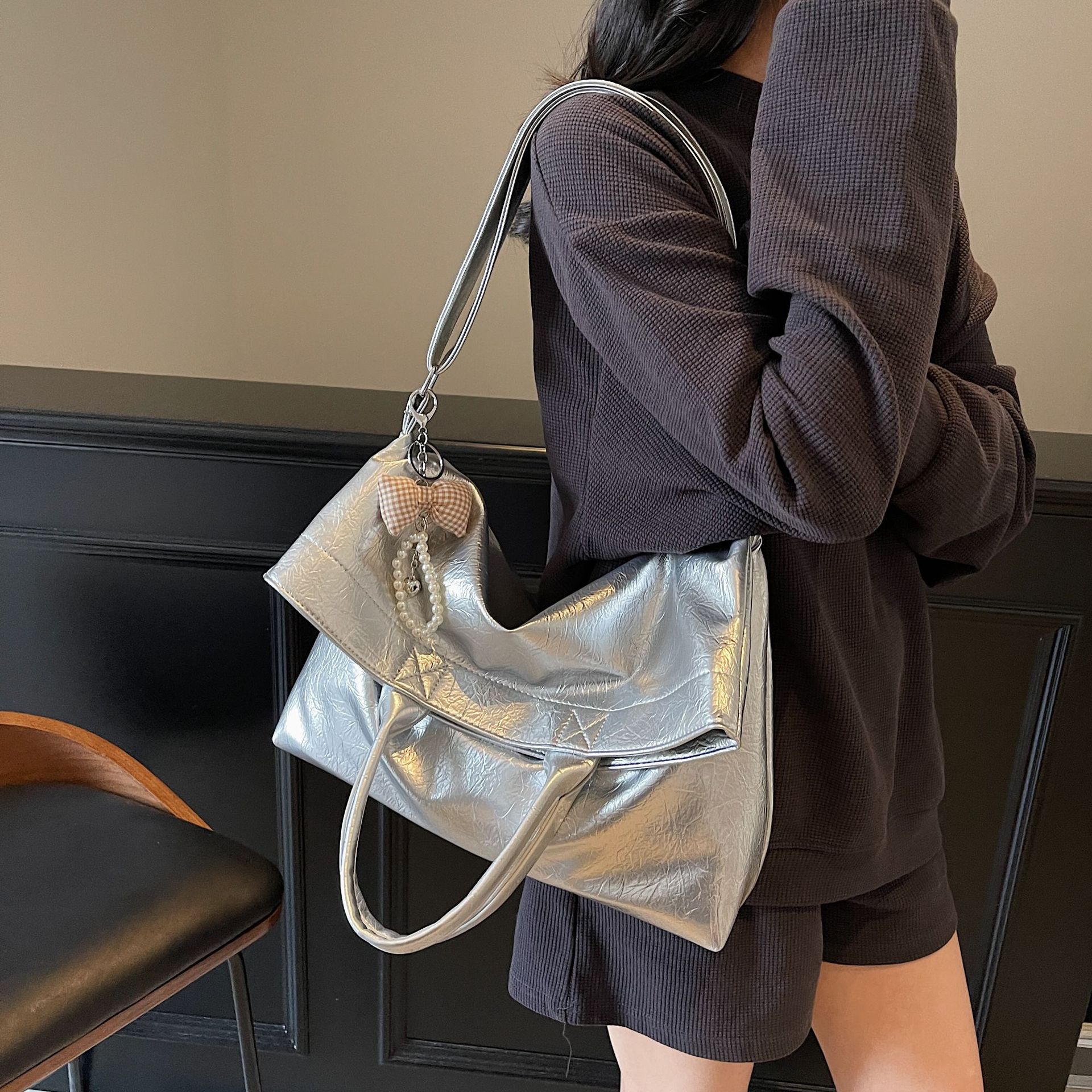 Oil wax leather large-capacity bag for women, 2024 new spring/Summer, high-end and versatile crossbody bag, single-shoulder hand-held tote bag Specification drawing
