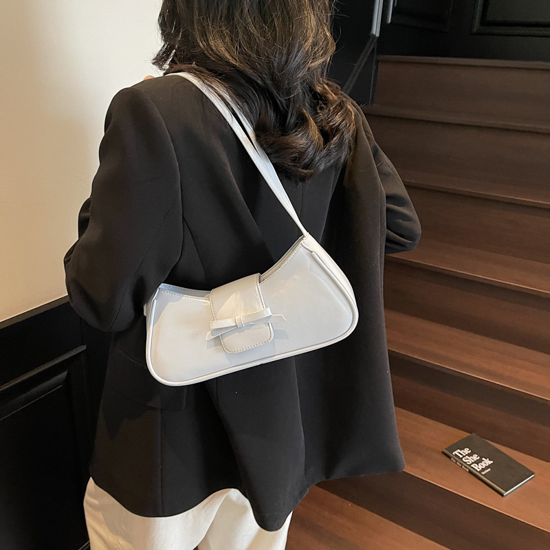 A fashionable Korean-style high-end quality bow underarm bag for women, a new Spring/Summer 2025 versatile Instagram single-shoulder crossbody bag Application Scenario