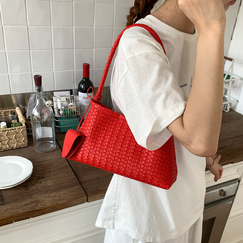 The 2025 new French retro hand-woven bag is a versatile and niche underarm bag, a fashionable handbag and a stylish single-shoulder bag Application Scenario