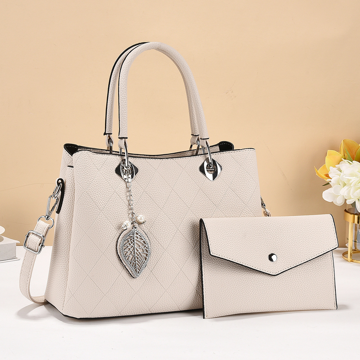 A large women's bag 2024 new crossbody bag for autumn and winter, with a large capacity, fashionable and trendy, high-end single-shoulder handbag Application Scenario