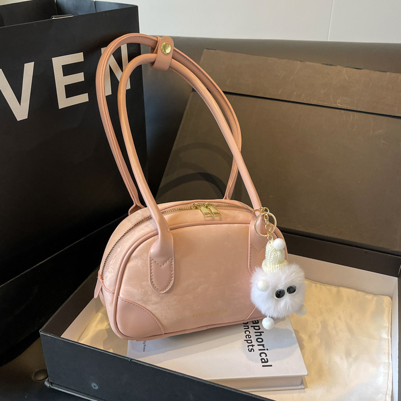 Korean niche design hand-held bowling bag 2024 new style, fashionable and high-end shoulder bag, versatile underarm bag details Picture