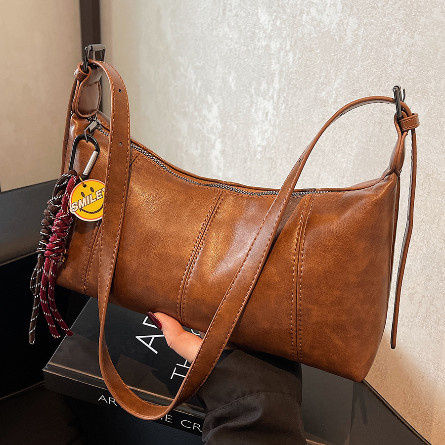 High-end texture retro bag for women, large capacity 2024 new model, niche design, crossbody horn bag, commuting dumpling bag full figure