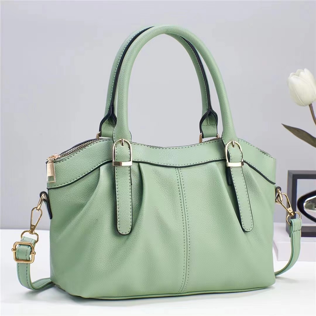 This is a new soft leather European and American fashion handbag, a simple crossbody bag, and a large-capacity single-shoulder bag for women in spring 2024 details Picture