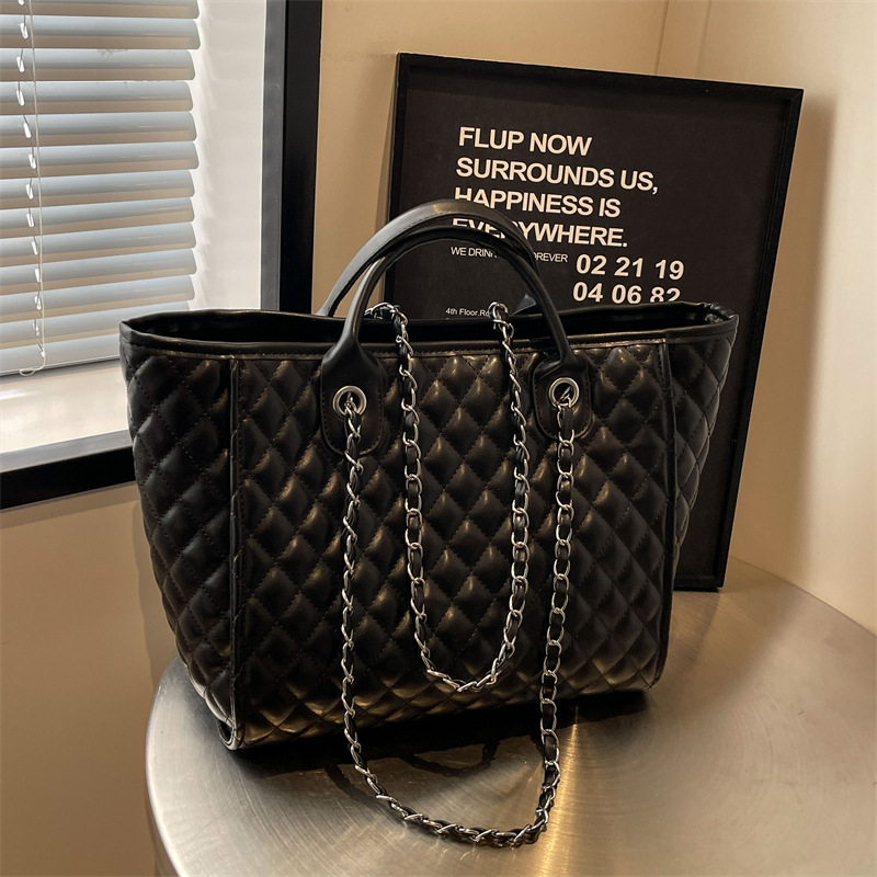 Diamond-shaped chain large bag for women 2024 solid color new trendy, versatile, large-capacity, stylish and fashionable single-shoulder handbag details Picture