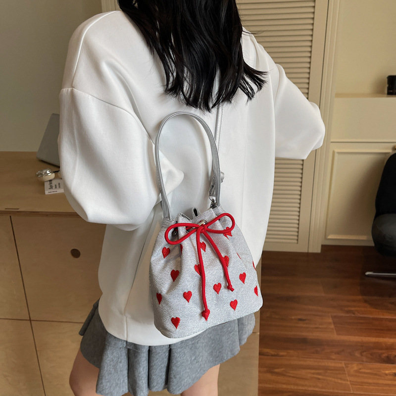 A niche and high-end embroidered heart-shaped hand-held canvas bag for Spring/Summer 2025, a mini bucket bag for single-shoulder crossbody Specification drawing