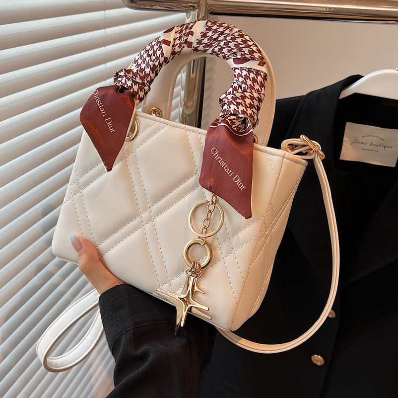 Diamond-shaped small bag for women, 2022 new high-end and fashionable single-shoulder crossbody bag, summer stylish handbag, small square bag full figure