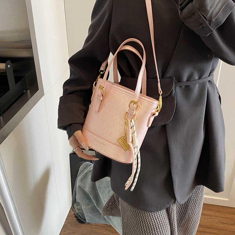 High-end hand-held bucket bag for women, 2025 new style, stylish color contrast single-shoulder underarm bag, casual and simple crossbody bag details Picture