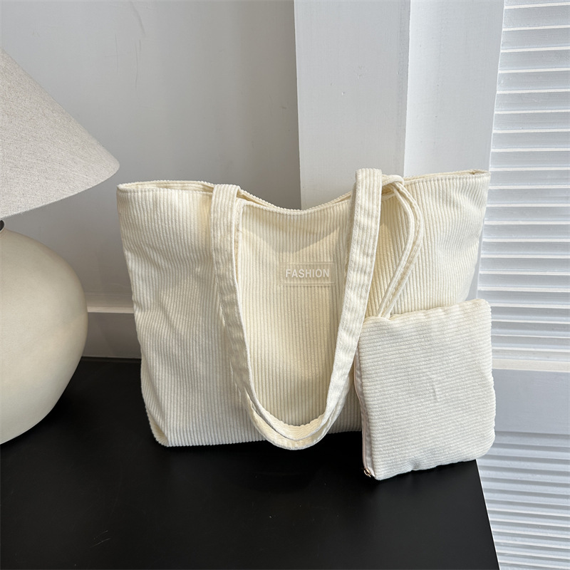 New women's bag, artistic striped handbag, large capacity for commuting, casual fabric bag, versatile single-shoulder tote bag Application Scenario