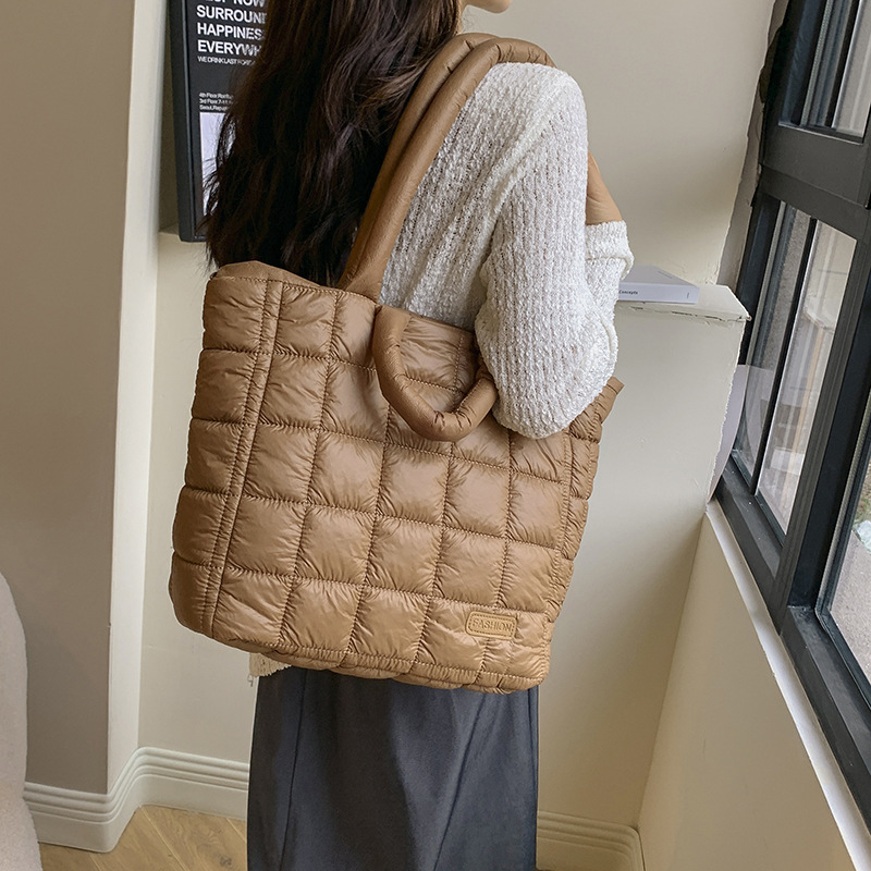 Embroidered square checkered cotton jacket bag, large-capacity bag for women 2023 new style, textured underarm bag, stylish single-shoulder tote bag details Picture