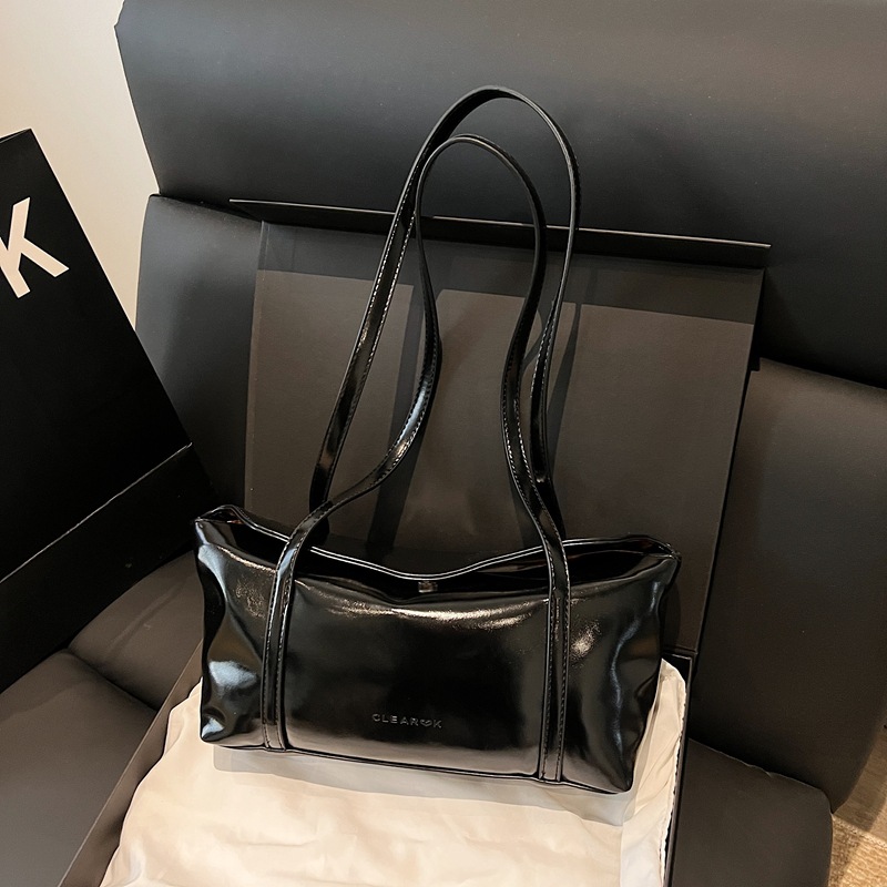A simple and niche design, oil-wax leather French single-shoulder underarm bag for women 2025, a new large-capacity, versatile commuter bag Specification drawing