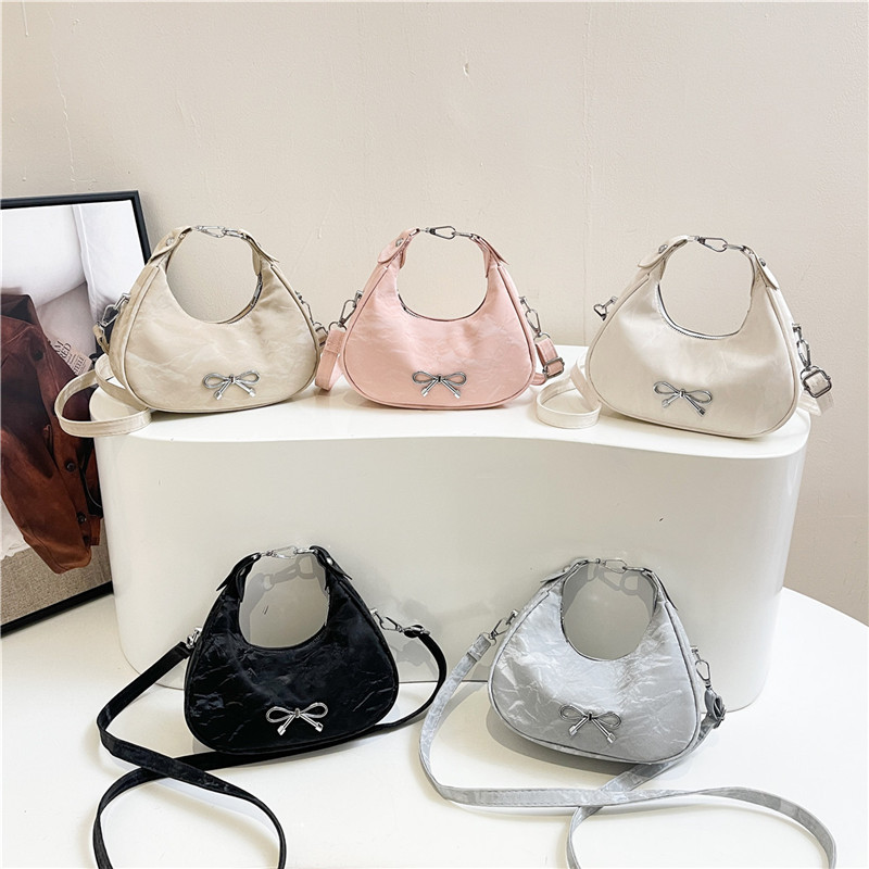A simple bow underarm bag for women 2025, a new spring style and fashionable single-shoulder bag for commuting Application Scenario