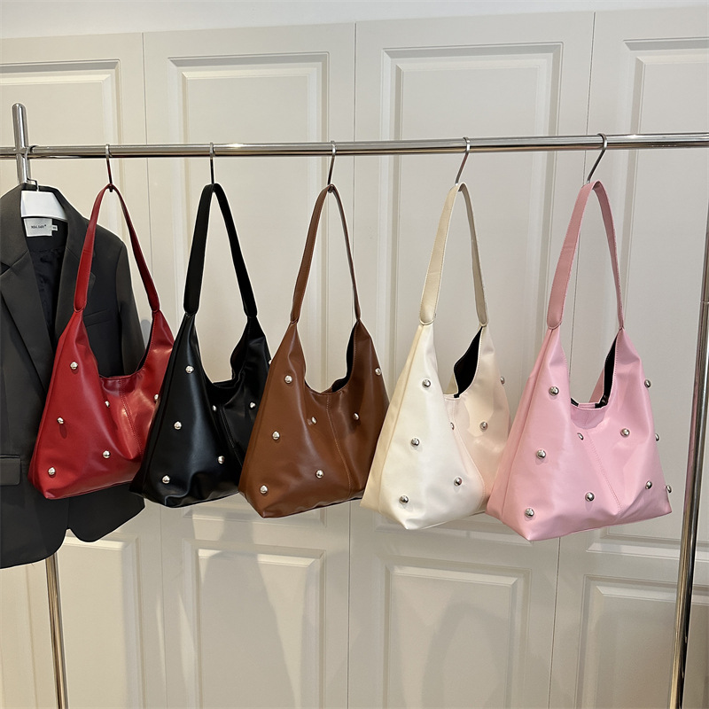 This high-quality large-capacity bag is a new model for women in 2025, featuring a single-shoulder bag for college students' classes and a unique design for commuting tote bags Application Scenario