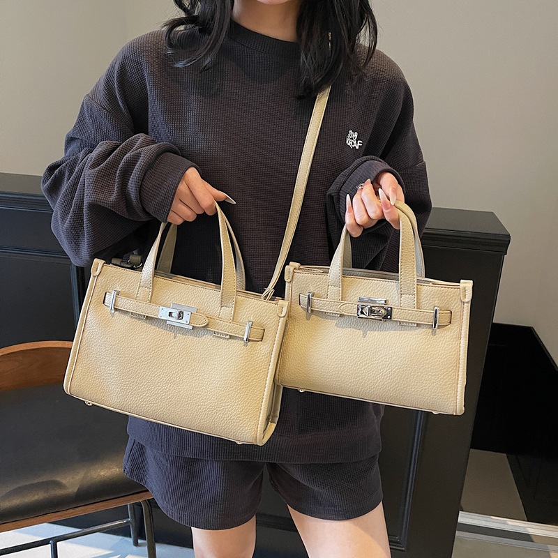 This is a trendy and stylish hand-held Kelly bag with a lychee pattern for women's summer 2025. It's a chic single-shoulder crossbody bag Specification drawing