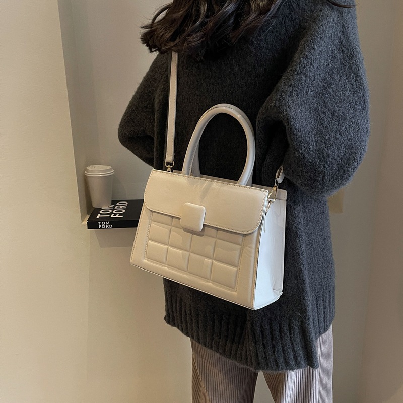 The 2023 new stylish single-shoulder bag, the checkered embossed tote bag, is a classic, fashionable and casual large-capacity handbag Specification drawing