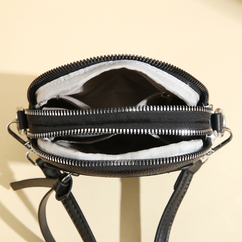 Single-shoulder women's bag 2025 Spring/Summer new style women's large-capacity crossbody bag, simple and practical soft leather mobile phone small square bag Application Scenario