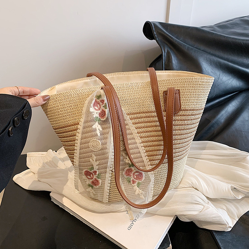 Large-capacity woven straw bag for women, 2025 new style casual and versatile single-shoulder vegetable basket bag, beach vacation bag full figure