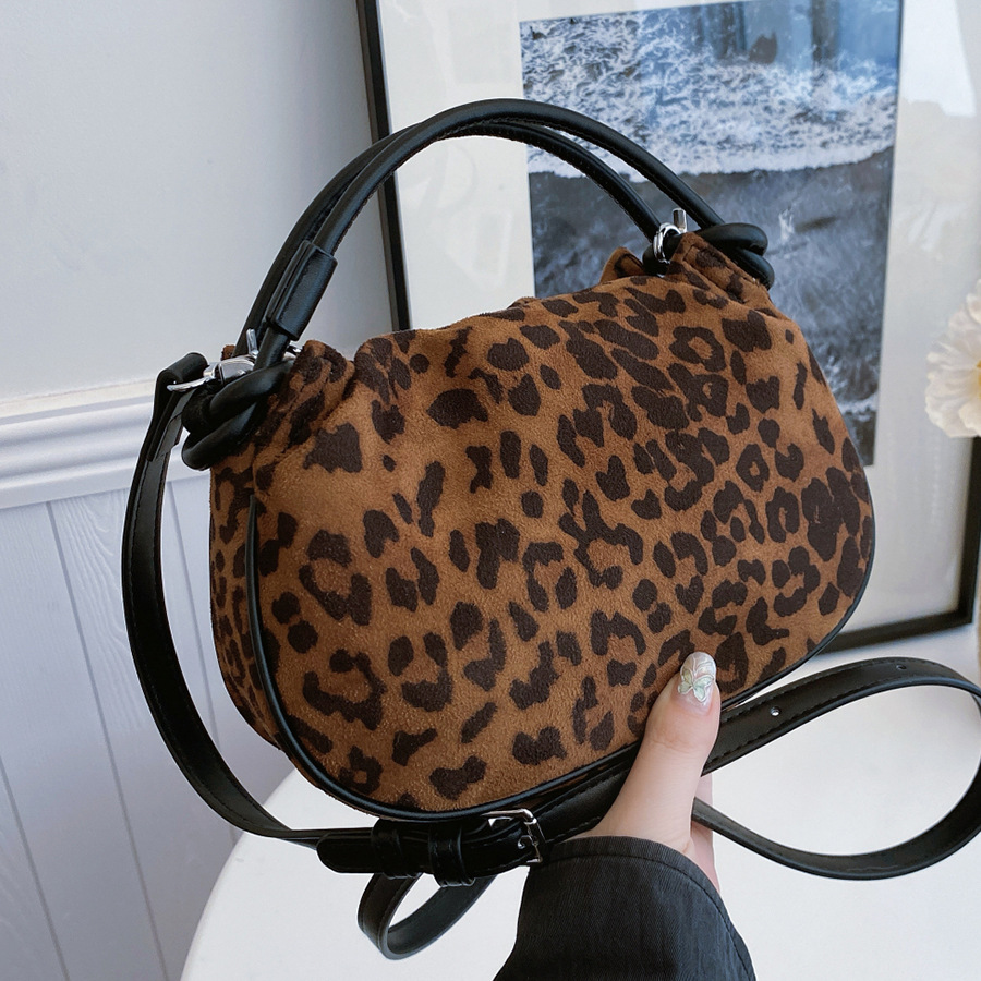 The 2024 new stylish and chic dumpling bag is a versatile, casual, matte, and niche single-shoulder underarm crossbody bag for women full figure