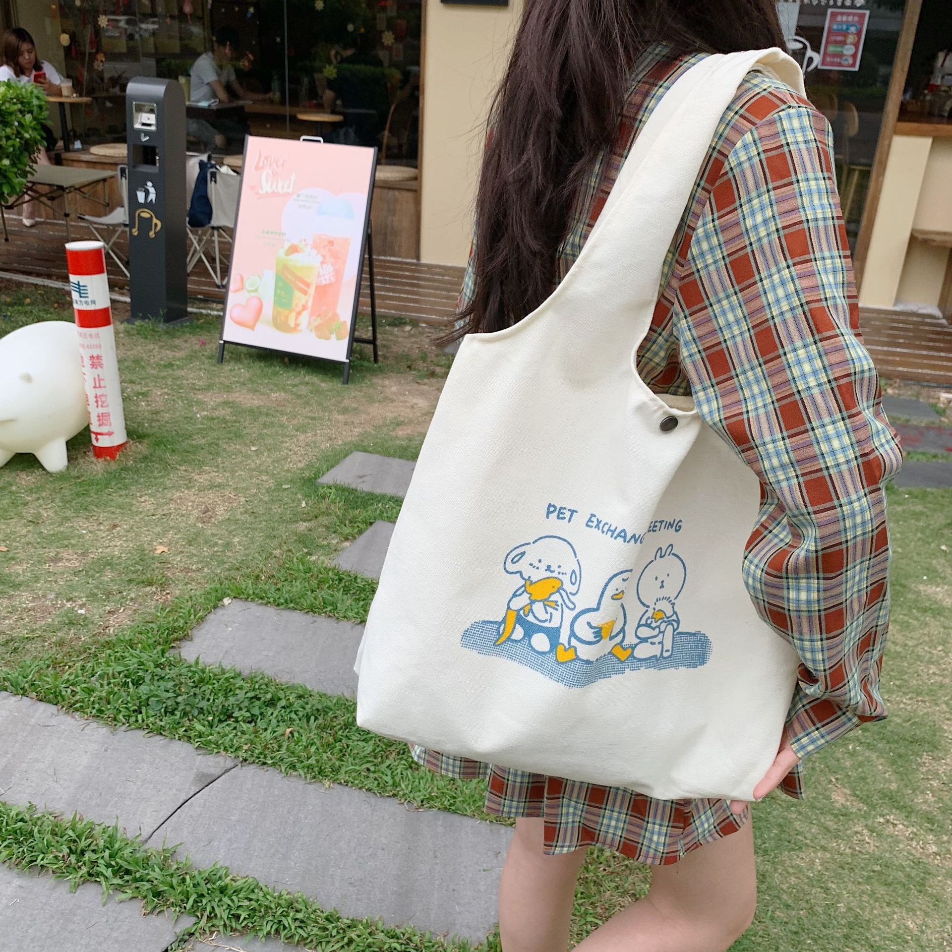 24143 Pet Party canvas Bag for female students, new and fresh single-shoulder bag, Korean-style tote bag shopping bag Application Scenario