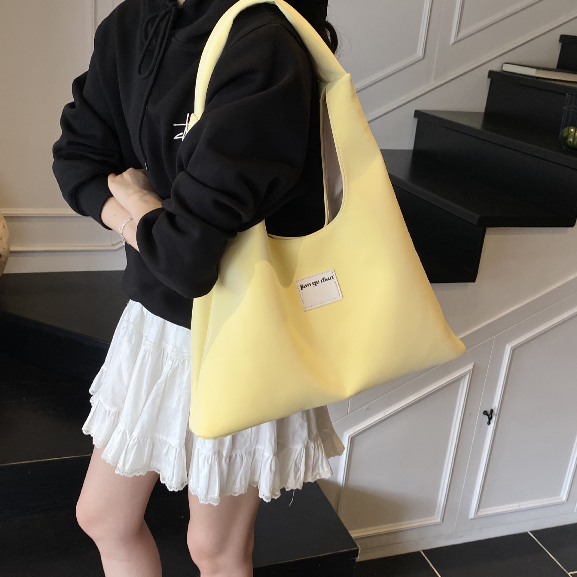 A new trendy and fashionable tote bag for women in 2025, a small Korean velvet underarm bag. It is a casual large-capacity single-shoulder bag details Picture