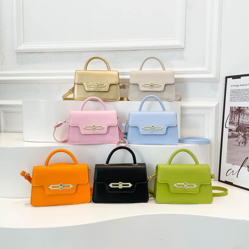 Single-shoulder bag, crossbody bag, elegant and retro, new Spring 2025 fashion solid color simple ladies' hand-held small square bag Application Scenario